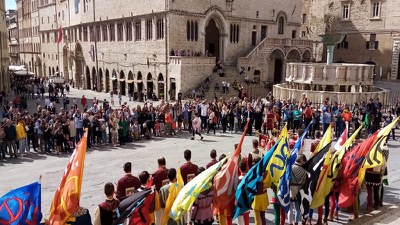 Perugia, sbandieratori in Piazza IV Novembre